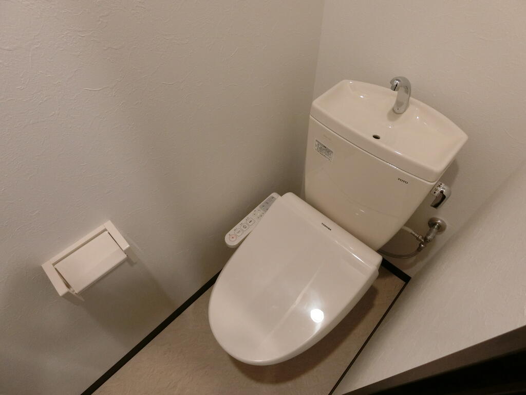 トイレ　温水洗浄便座付きです
