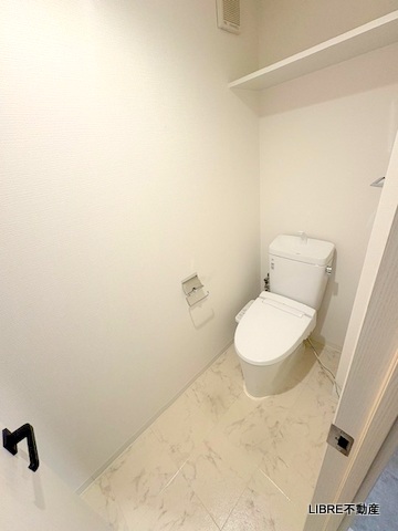 トイレ　棚付きのトイレ