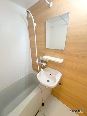 洗面設備　鏡付きの洗面