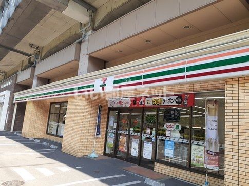 コンビニ　セブン-イレブン　ＪＲ高島駅西店（コンビニ）まで631m