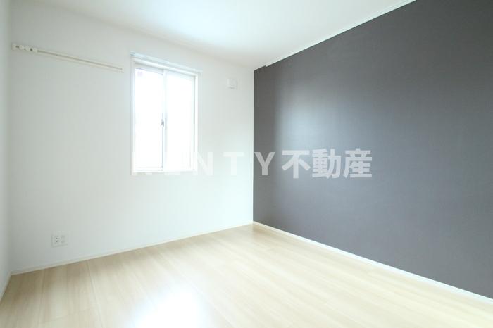 その他部屋・スペース　開放的な寝室です