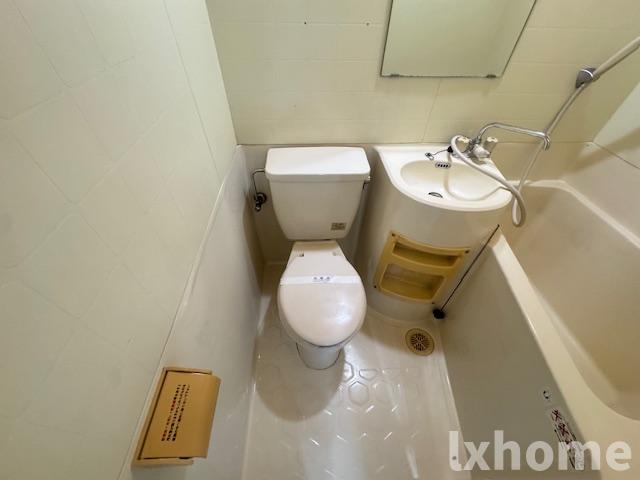 トイレ　落ち着いた色調のトイレです