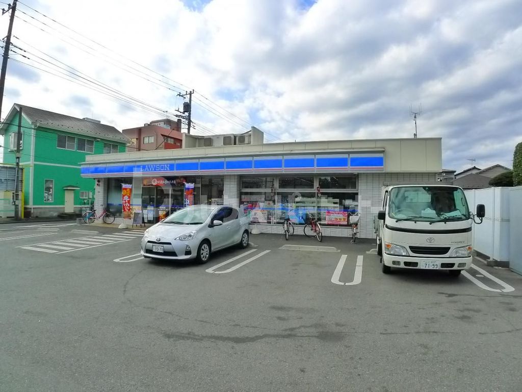 コンビニ　ローソン足立一ツ家一丁目店（コンビニ）まで440m