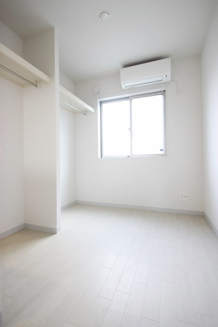 居室・リビング　同物件別室