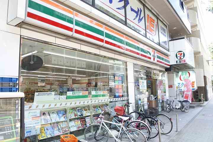 コンビニ　セブンイレブン（コンビニ）まで575m