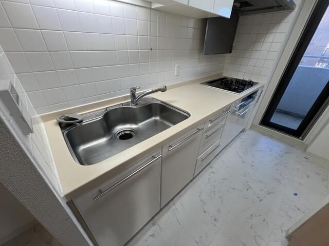 キッチン　まな板スペースも備わったキッチンです