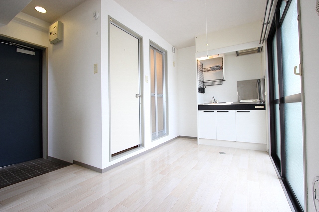 居室・リビング　同物件別号室の写真