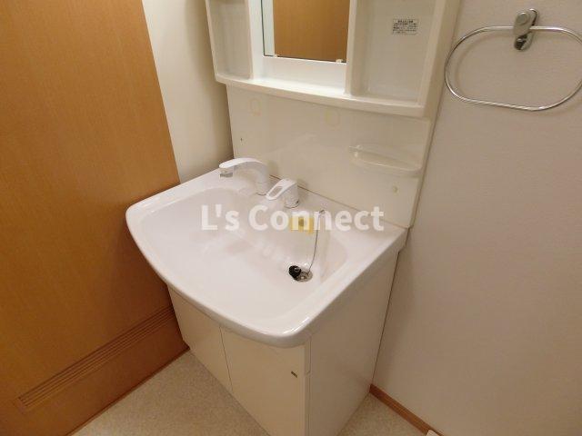 洗面設備　朝の支度もスムーズな独立洗面台。