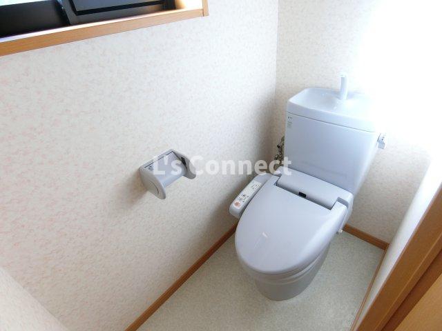 トイレ　温水洗浄便座付きのトイレ。