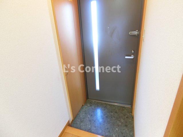 玄関　背の高い下駄箱で靴も収納できます。