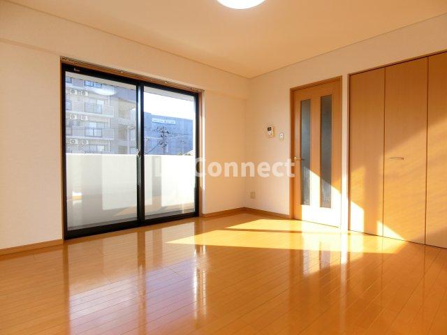 居室・リビング　角部屋で２面に窓があります。