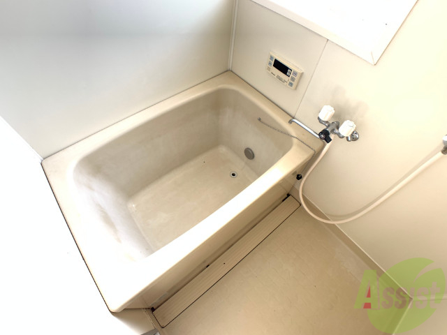 バス・シャワールーム　バスルームは狭すぎず、シャワーも浴びやすそうです。