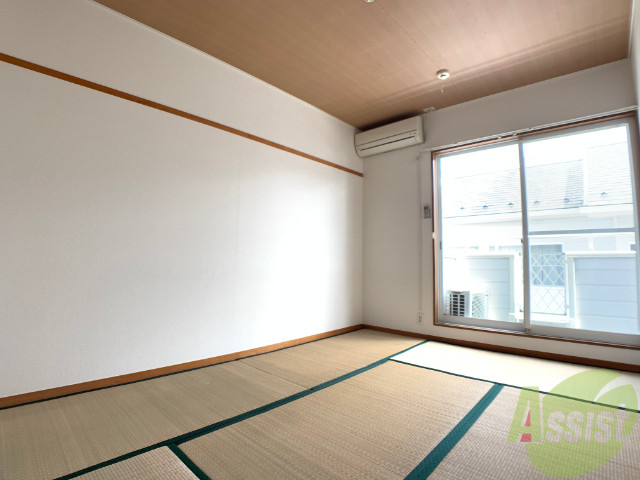 その他部屋・スペース　バルコニー側の和室がこちら。とてもゆったりとしていますね。