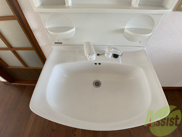 洗面設備　洗面台。朝の身支度はここでばっちり決めましょう。