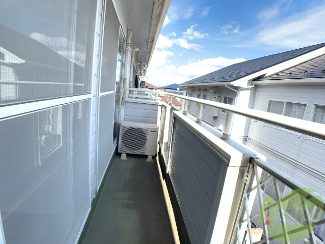 バルコニー　バルコニー。洗濯物がはかどりそうな広さがありますよ。