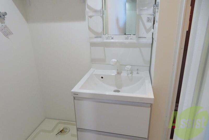 洗面設備　洗面化粧台がついていて忙しい朝も快適ですね。