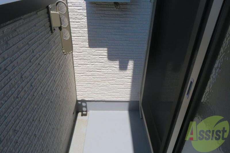 バルコニー　お天気の良い日は布団も干せてポカポカですね。