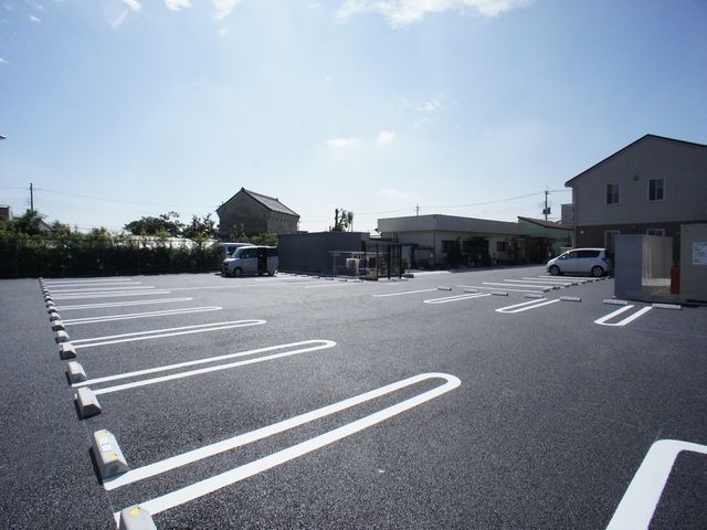 駐車場　お部屋に駐車場2台付きで4320円となります。退去時まで解約