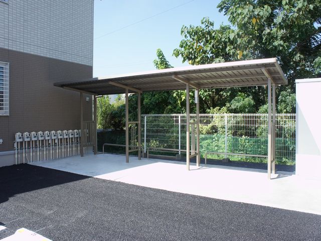 その他共有部分　屋根付きの駐輪場があります♪