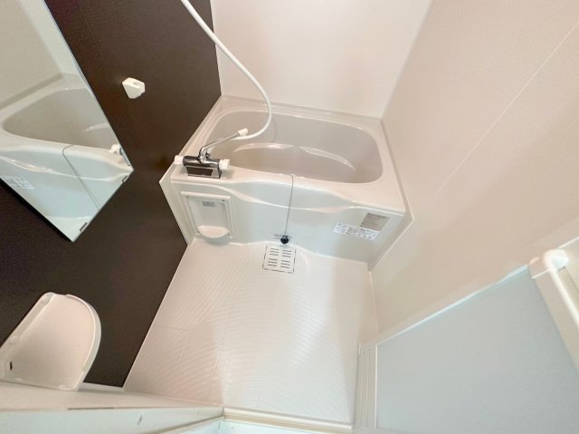 バス・シャワールーム　広めのお風呂は一日の疲れを癒してくれます。