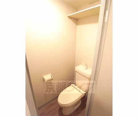 トイレ　棚が付いてて便利です