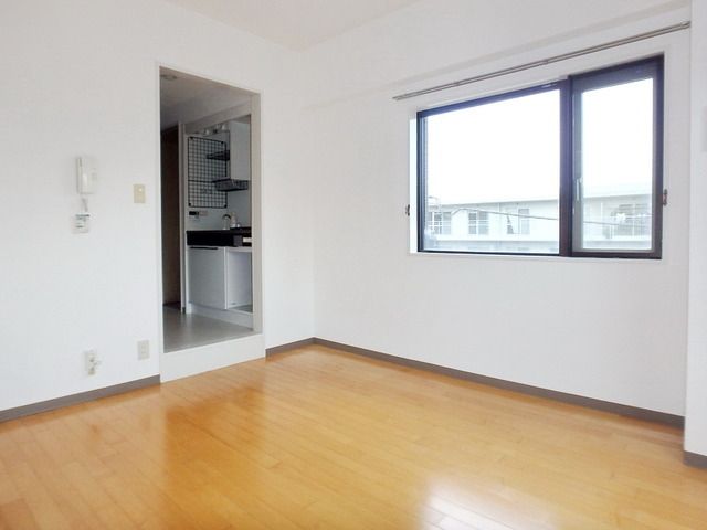 居室・リビング　★角部屋のみ横窓あり★