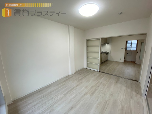 居室・リビング　前面開けていて明るいお部屋です