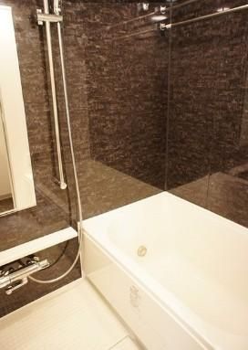 バス・シャワールーム　☆重厚感のあるバスルーム☆