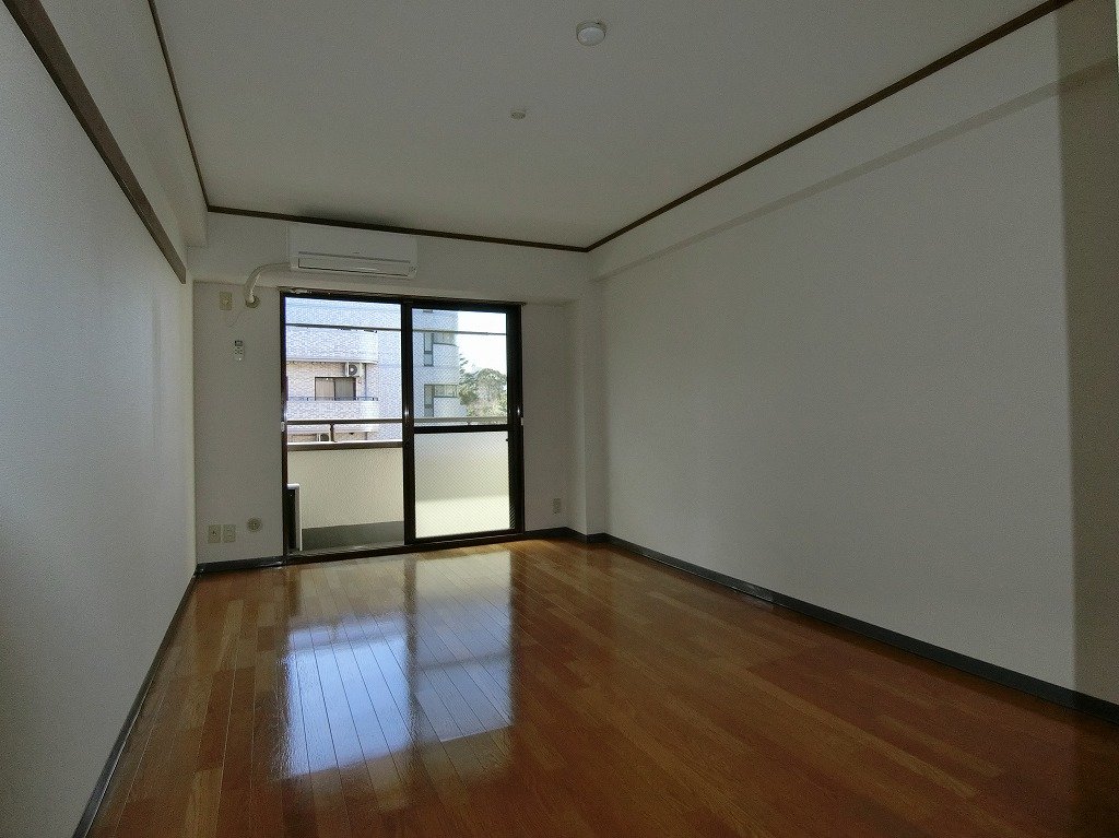 居室・リビング　前面棟の影響なく陽当り良好です。エアコン完備