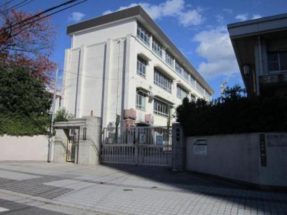 小学校　広島市立尾長小学校（小学校）まで596m