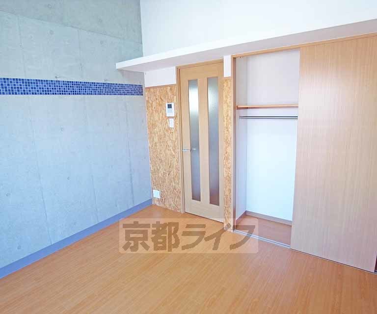 居室・リビング　オシャレな壁紙を採用しております。