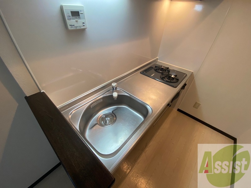 キッチン　キッチン周りは意外と物が多いので棚があるといいですね。