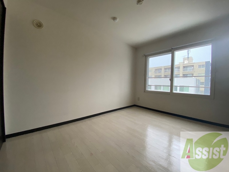 その他部屋・スペース　寝室はこちらです。光が差し込む、温かみのあるお部屋です。