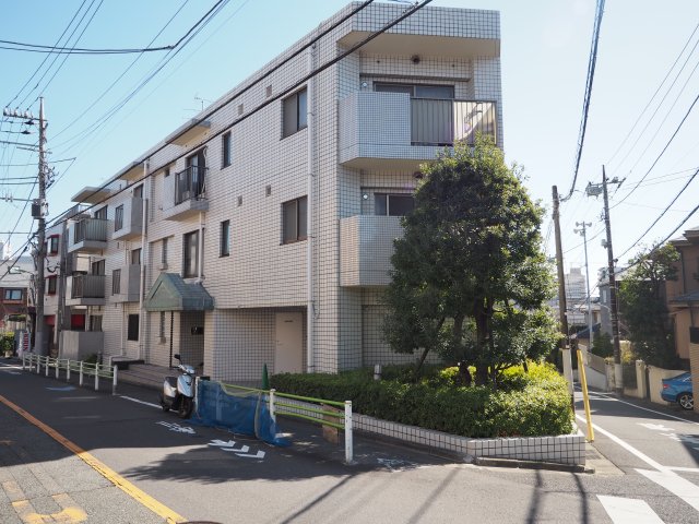 建物外観　鉄筋コンクリート造４階建てのマンション