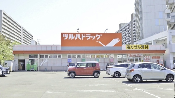 ドラックストア　ツルハドラッグ北12条駅前店（ドラッグストア）まで704m