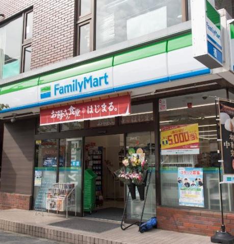 コンビニ　ファミリーマート世田谷新町三丁目店（コンビニ）まで527m