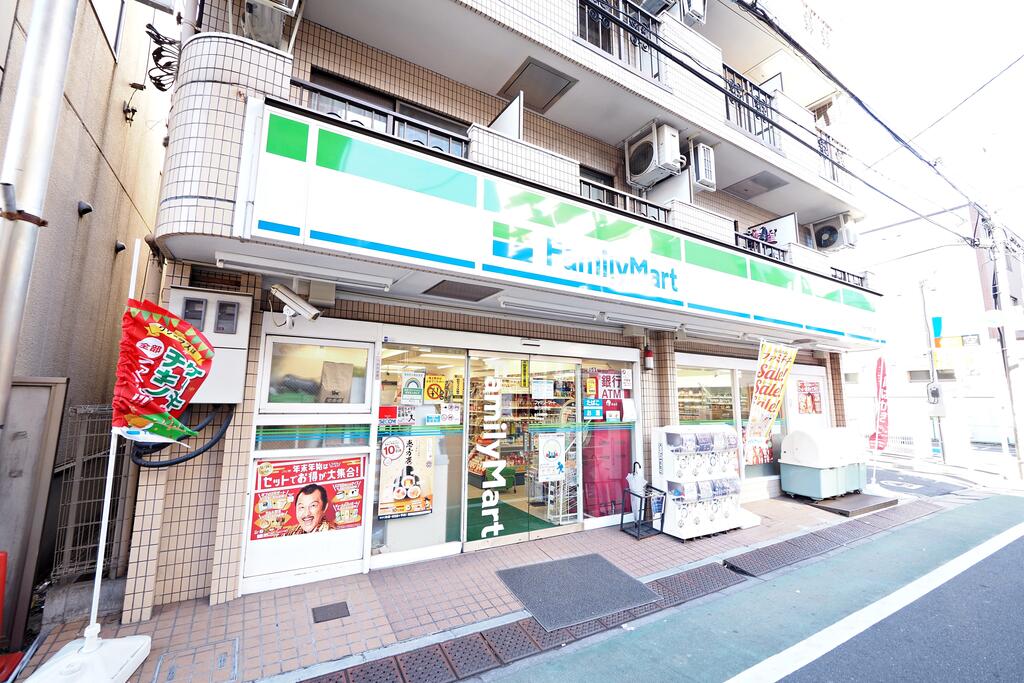 コンビニ　ファミリーマート熊代栄町店（コンビニ）まで221m