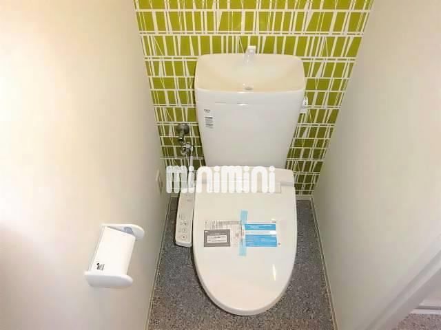 トイレ　嬉しいウォシュレット付きのトイレです