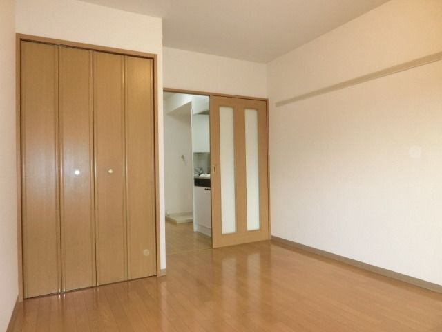その他部屋・スペース　バルコニー側から見た洋室です