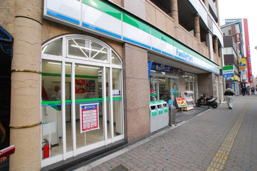 コンビニ　ファミリーマート難波中南店（コンビニ）まで253m