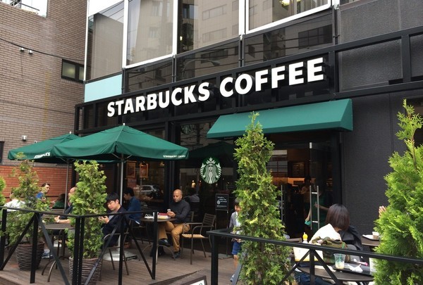 飲食店　スターバックスコーヒー南青山骨董通り店（飲食店）まで387m