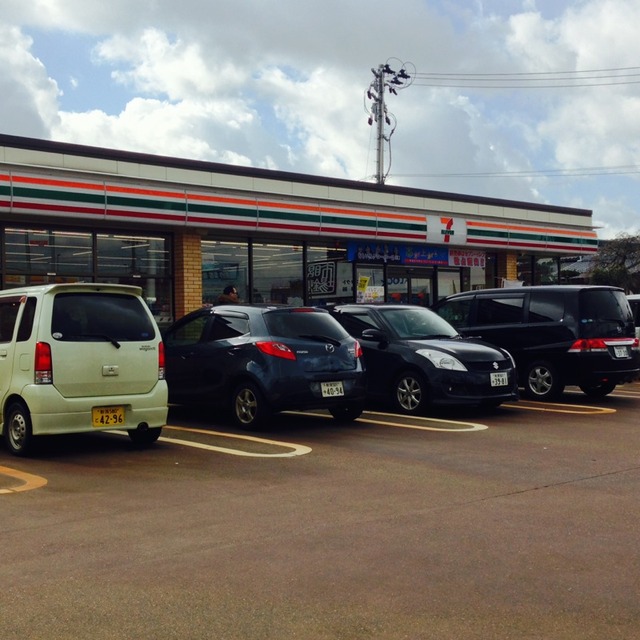 コンビニ　セブンイレブン燕井土巻店（コンビニ）まで331m