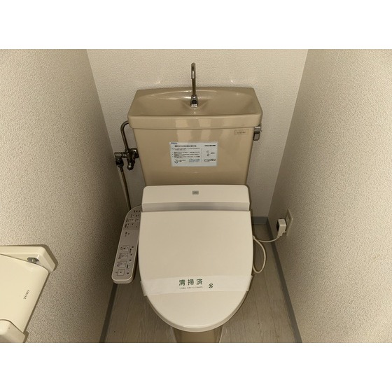 トイレ　温水洗浄便座付きのトイレです。