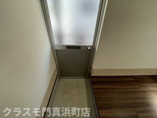 玄関　イメージとして同建物他部屋を表示しています