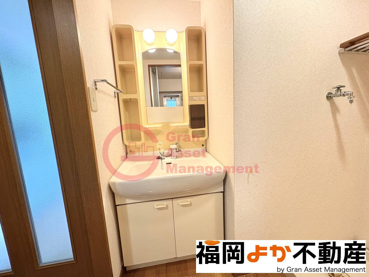 洗面設備　独立洗面台、小物を置くことができて便利です