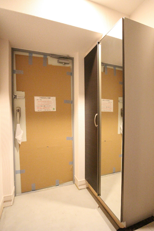 バルコニー　玄関　全身鏡付のシューズボックス　同物件別号室参考写真。