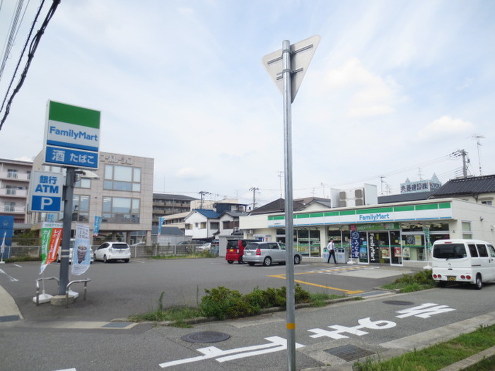 コンビニ　ファミリーマート（コンビニ）まで720m