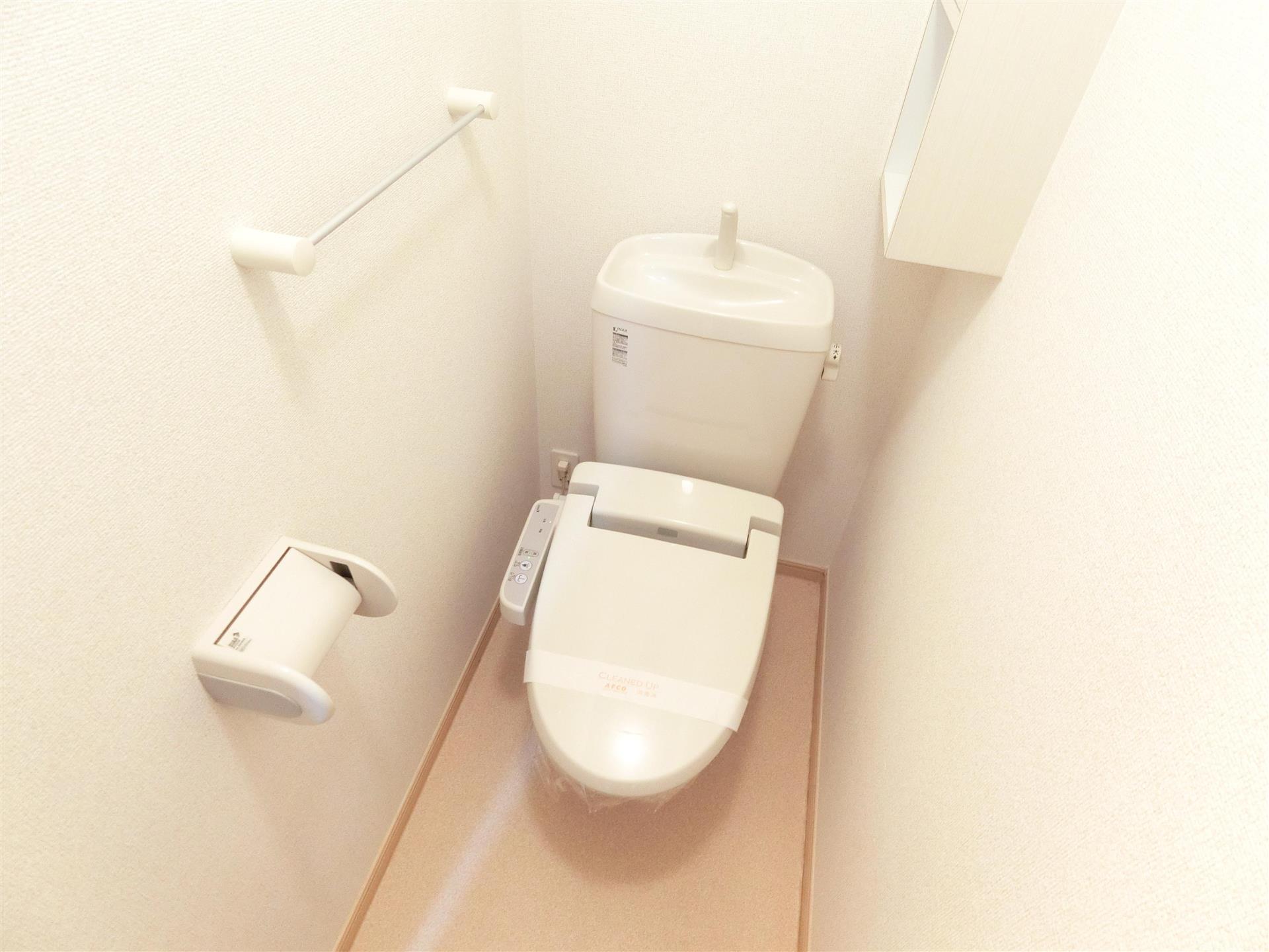 トイレ　ウォシュレット付きの洋式トイレ♪便利な棚付きです♪