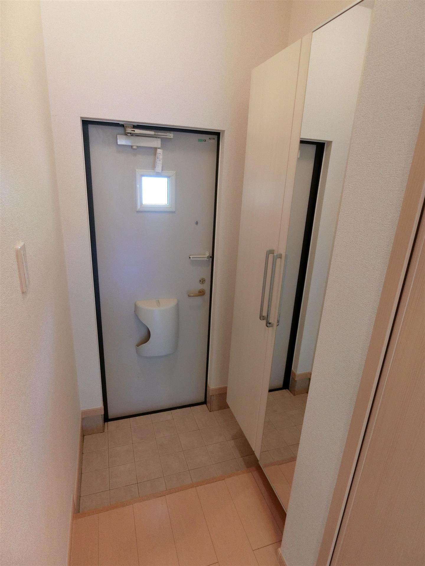 玄関　身だしなみ確認に便利なミラー付きシューズボックス♪