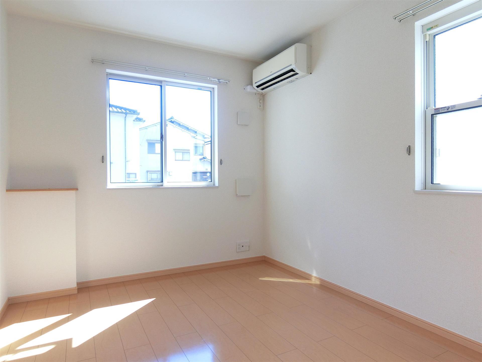 居室・リビング　2面採光で明るいの洋室6帖♪エアコン付きです♪